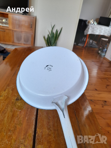 Стар емайлиран тиган #2, снимка 3 - Други ценни предмети - 44864145