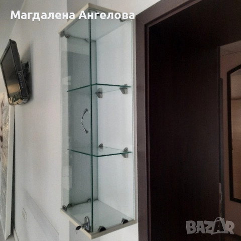 Стъклена витрина- етажерка