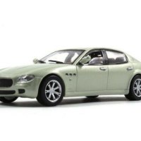 Maserati Quattroporte GTS ( pearl-silver ) - мащаб 1:43 на IXO/Altaya нов в PVC дисплей-кейс, снимка 2 - Колекции - 26737206