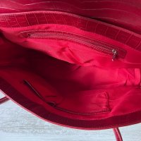 Нова червена чанта с ефект крокодилска кожа ❤️❤️❤️, снимка 9 - Чанти - 43887186