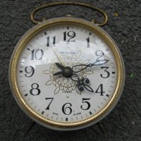 Часовник будилник Янтар, снимка 3 - Антикварни и старинни предмети - 28665250