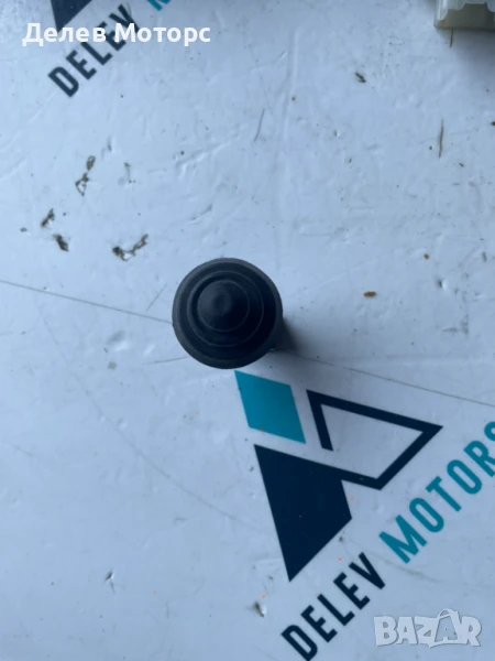 Бутон за затваряне на врати 7700427640B от Dacia Duster 2 1.3 TCe двигател H5H494, 4x4, 150 кс., снимка 1