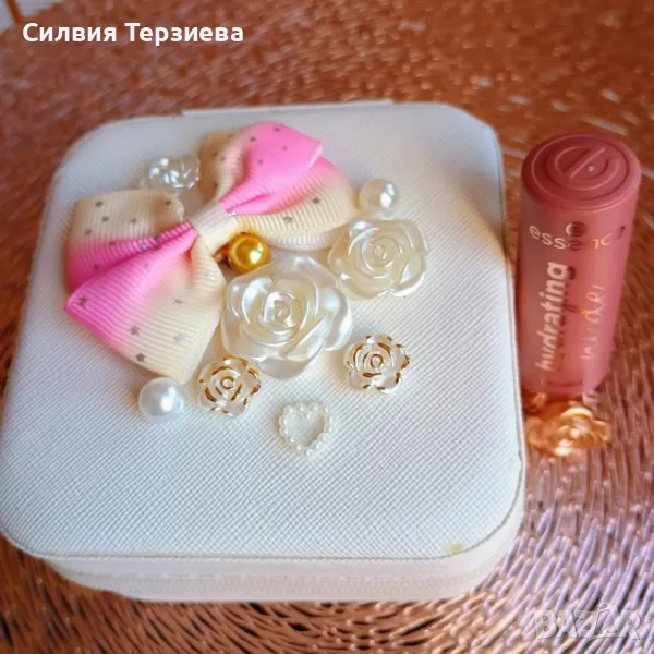 Кожена кутия за бижута с декорация в комплект с червило , снимка 1