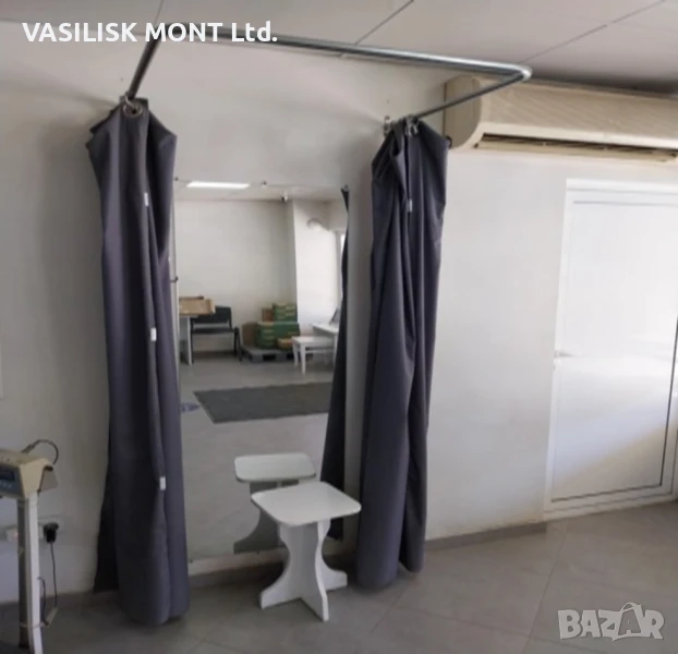 Пробна със завеси, огледало и табуретка, снимка 1