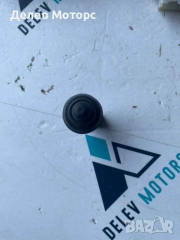 Бутон за затваряне на врати 7700427640B от Dacia Duster 2 1.3 TCe двигател H5H494, 4x4, 150 кс.