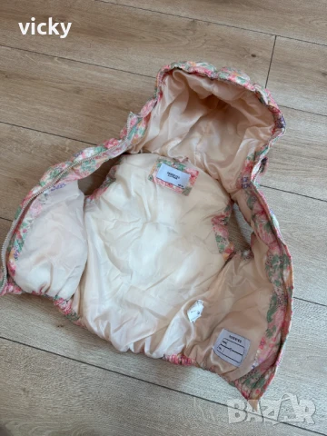 Цветен елек/грейка с флорални мотиви Reserved, размер 98, снимка 5 - Детски якета и елеци - 50643541