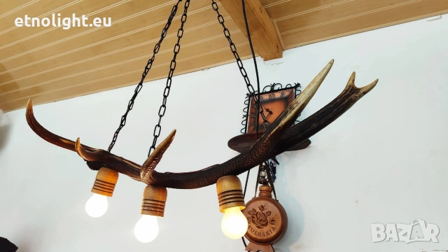 Ръчно изработени полилеи от паднали еленови рога с ръчно изработени дървени чашки 