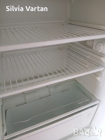 Хладилник среден размер , снимка 4 - Хладилници - 52329994