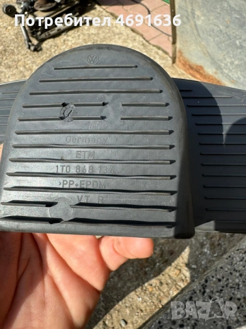 Гумена подножка на предна врата за VW Touran 1t0868134 само за 20лв., снимка 3 - Части - 52902346