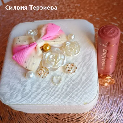 Кожена кутия за бижута с декорация в комплект с червило , снимка 1