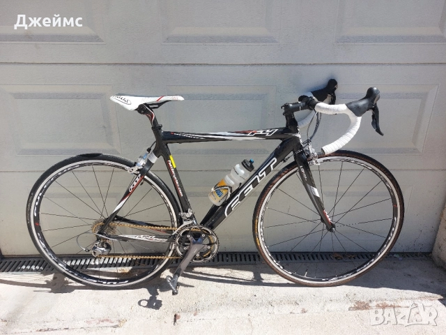 Шосеен карбонов велосипед Felt 