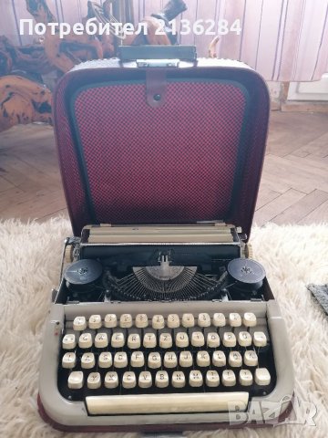 Пишеща машина, снимка 1 - Антикварни и старинни предмети - 39221645