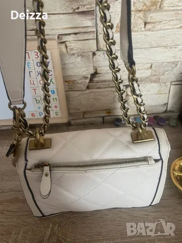 Чанта на Guess, снимка 2 - Чанти - 49857413