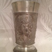 Немска старинна чаша на столче от калай 250 мл. забавни кръчмарски сцени, снимка 1 - Други ценни предмети - 43186312