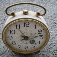Часовник будилник Янтар, снимка 1 - Антикварни и старинни предмети - 28665250