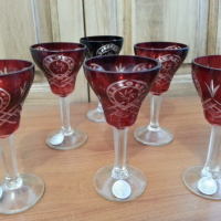 Кристални чаши с гарафа цветен червен кристал, снимка 1 - Антикварни и старинни предмети - 36553561