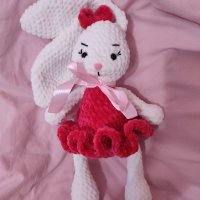 Ръчно изработена плетена играчка, зайче с рокля, снимка 3 - Декорация за дома - 43806543