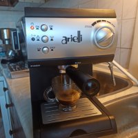 Кафе машина Ариели с ръкохватка с крема диск, работи отлично и прави хубаво кафе с каймак , снимка 1 - Кафемашини - 37831452