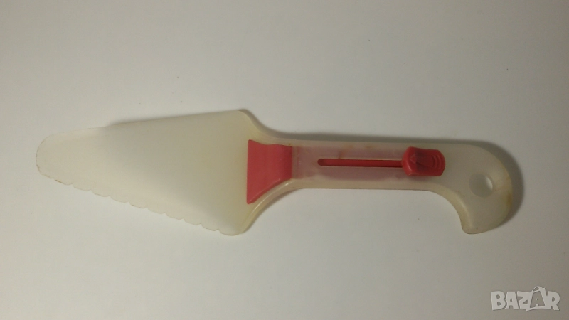 Ретро пластмасова шпатула за торти и подобни неща, с механизъм за избутване, снимка 1