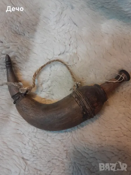 100+ годишна Изключително Автентична Рогова барутница близка до Музеен експонат, снимка 1