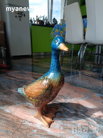 Порцеланова фигура на пате , гъска , изработена с внимание към детайла. 