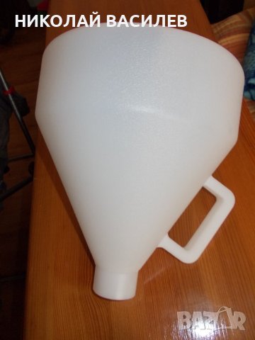 Питай наличен ли е  / Пистолет  за нанасяне  на  мазилки /шприц / пневматичен има  с 3  и  4   дюзи.