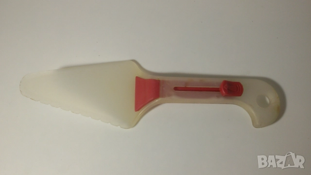 Ретро пластмасова шпатула за торти и подобни неща, с механизъм за избутване, снимка 1
