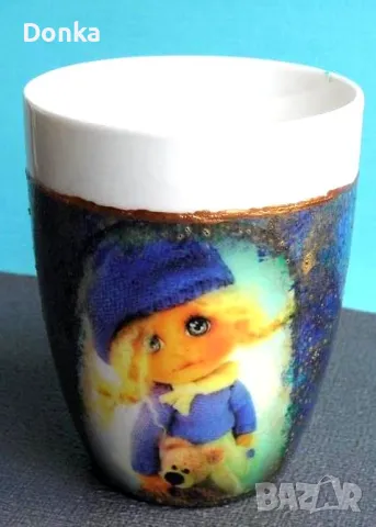 Детски чаши с куклички "Куклена идилия". Ръчно правени с бои за порцелан. Единствени, уникат!, снимка 2 - Чаши - 48202846
