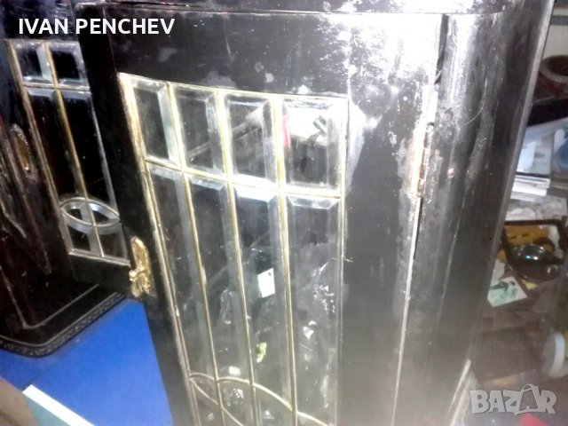 продавам старинен шкаф етажерка с уникално стъкло