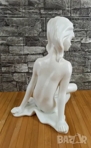 Порцеланова фигура на жена - Goebel, снимка 3 - Други ценни предмети - 49653605