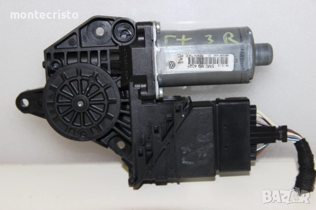 Задно дясно моторче стъклоповдигач VW Golf 5 Plus (2004-2009г.) 5M0839402F / 0130821430