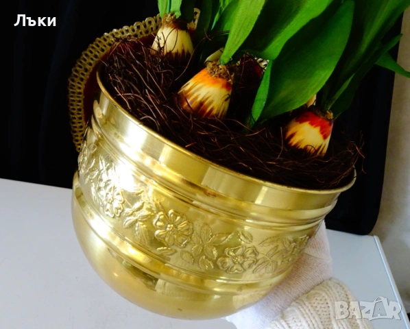 Позлатена кашпа от месинг с аранжировка изкуствени цветя. , снимка 5 - Антикварни и старинни предмети - 53010491