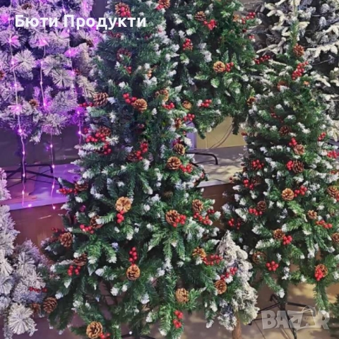 Изкуствена Коледна елха с червен глог и шишарки