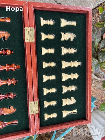 Шах в кожена кутия с дървени фигури + магнит , снимка 3 - Шах и табла - 52326927