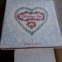 Колекционерска чиния Royal Doulton Valentines Day 1977, снимка 5 - Антикварни и старинни предмети - 35211216