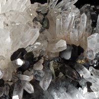 №169,Кварц,Планински кристал,Кварцова друза с халкопирит и сфалерит,Quartz Bulgaria,BGminerals,, снимка 6 - Декорация за дома - 44124682