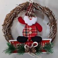 Ръчно изработен коледен венец с Дядо Коледа и шишарки, 25 см, снимка 1 - Декорация за дома - 42951563