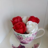 Комплект за подарък голяма чаша с чинийка и 5броя ароматни сапунени рози, снимка 2 - Декорация за дома - 37236736