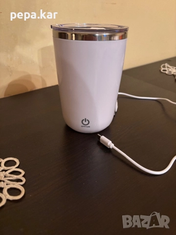 Саморазбъркваща се термочаша  с ubs захранване и капак 