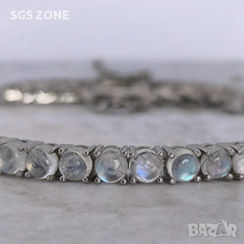 СРЕБЪРНА ГРИВНА С ЛУНЕН КАМЪК