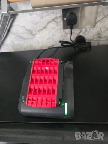 ПРОФЕСИОНАЛНО Зарядно BOSCH плюс 1 НОВА батерия НОВА, снимка 2 - Други инструменти - 51427428