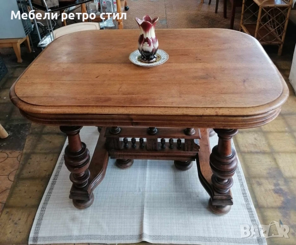 Масивна дървена маса в класически стил.  Красиво резбовани крака и елегантни орнаменти. 