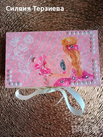 Подарък за абитуриентка - ръчно изработена дървена кутия 