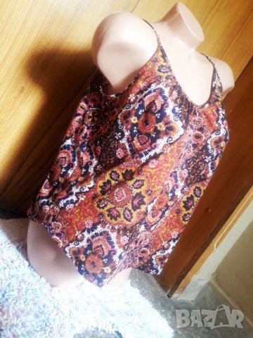 Керемидено цветен разкроен топ потник М, снимка 2 - Корсети, бюстиета, топове - 33564810