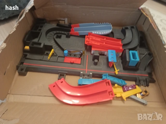 Hot Wheels City Ultimate Garage с Shark Attack, снимка 18 - Конструктори - 45031135