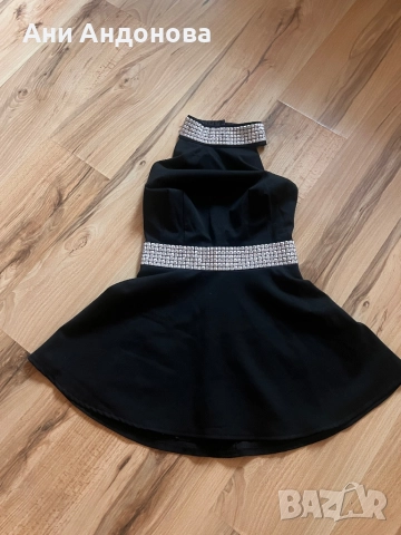 Къса черна рокля с гол гръб