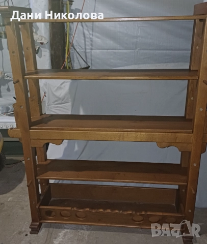 Дървен шкаф