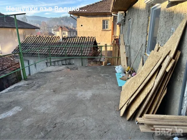 Двуетажна къща с тераса (ЗП 61 кв.м) и двор 368 кв.м в широкия център на град Елена, снимка 8 - Къщи - 48580538