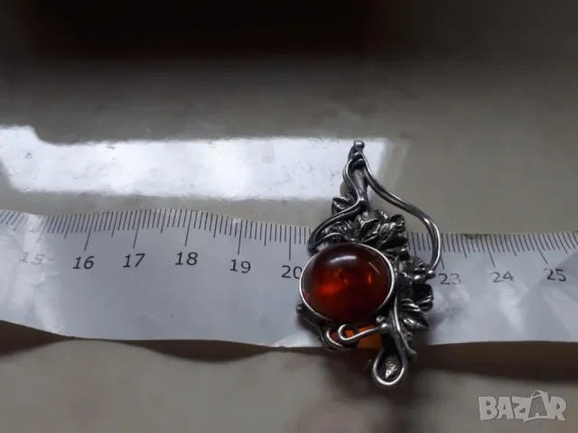 Сребърна брошка с естествен кехлибар