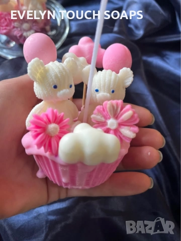 Свещ „Мечета с балони“ – в розова капкейк основа, снимка 2 - Декорация за дома - 51782795